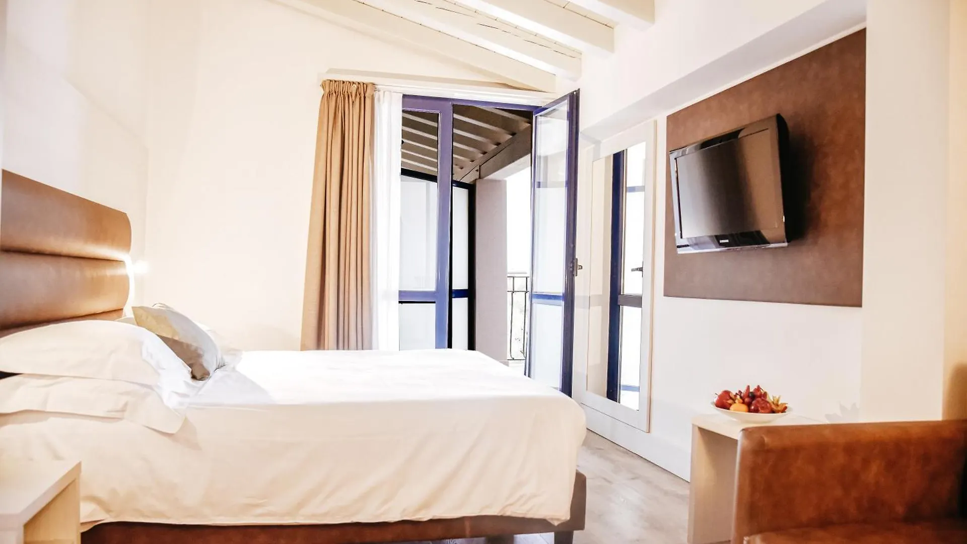 Bella Hotel & Restaurant With Private Dock For Mooring Boats 圣菲利斯·德尔·贝纳茨