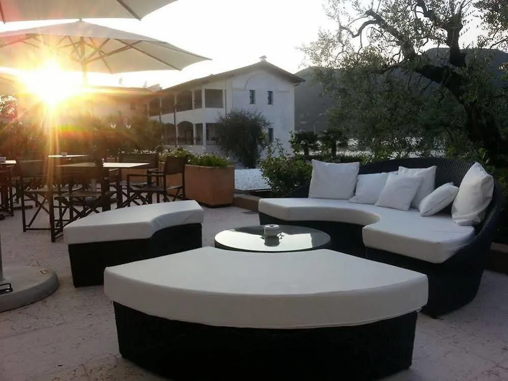 Bella Hotel & Restaurant With Private Dock For Mooring Boats 圣菲利斯·德尔·贝纳茨
