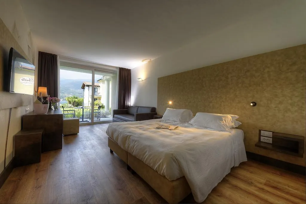 ****  Bella Hotel & Restaurant With Private Dock For Mooring Boats San Felice del Benaco Italie