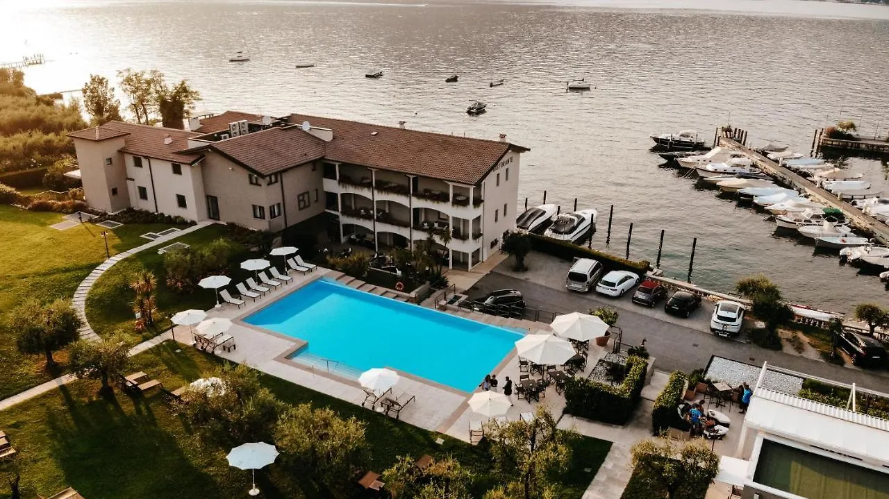 ****  Bella Hotel & Restaurant With Private Dock For Mooring Boats San Felice del Benaco Italie