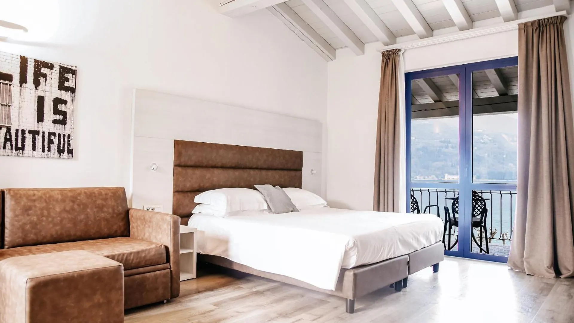 Bella Hotel & Restaurant With Private Dock For Mooring Boats San Felice del Benaco