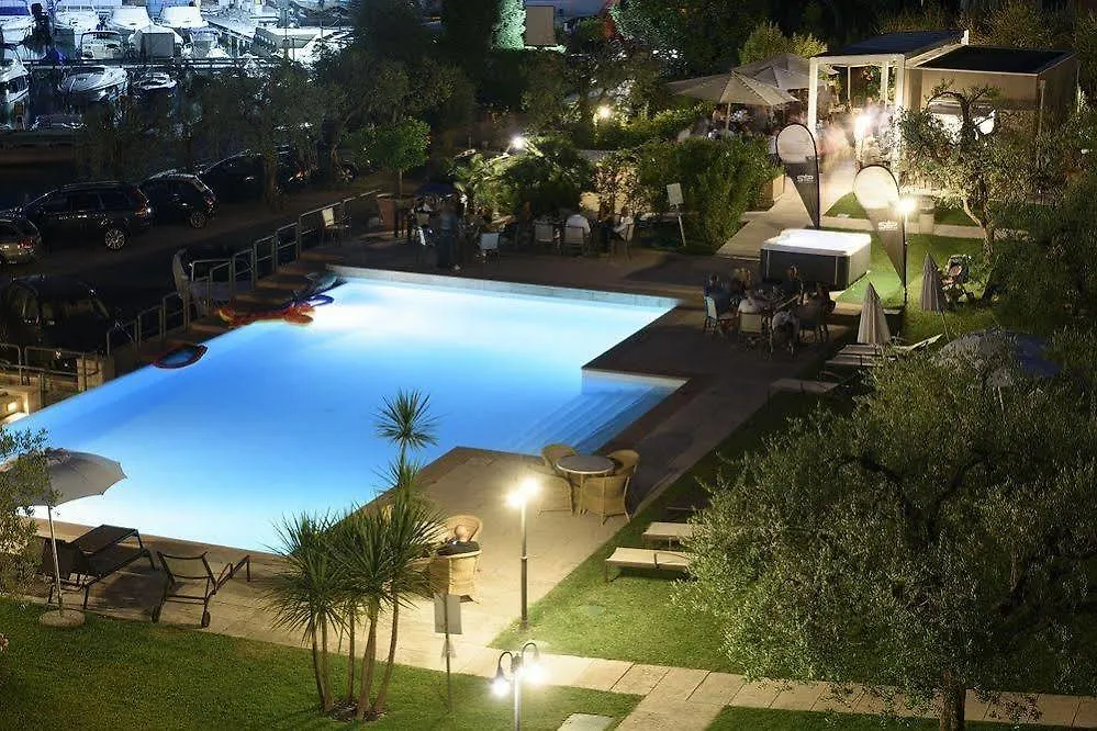 Bella Hotel & Restaurant With Private Dock For Mooring Boats San Felice del Benaco
