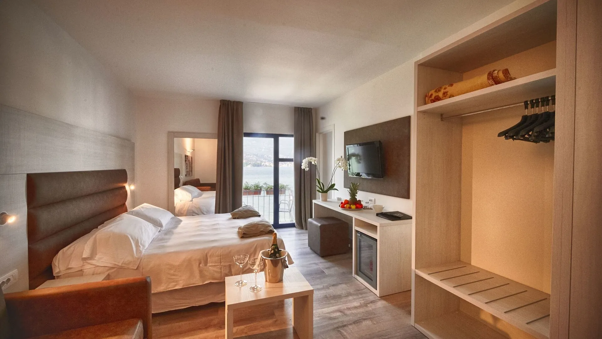 Bella Hotel & Restaurant With Private Dock For Mooring Boats San Felice del Benaco Italie