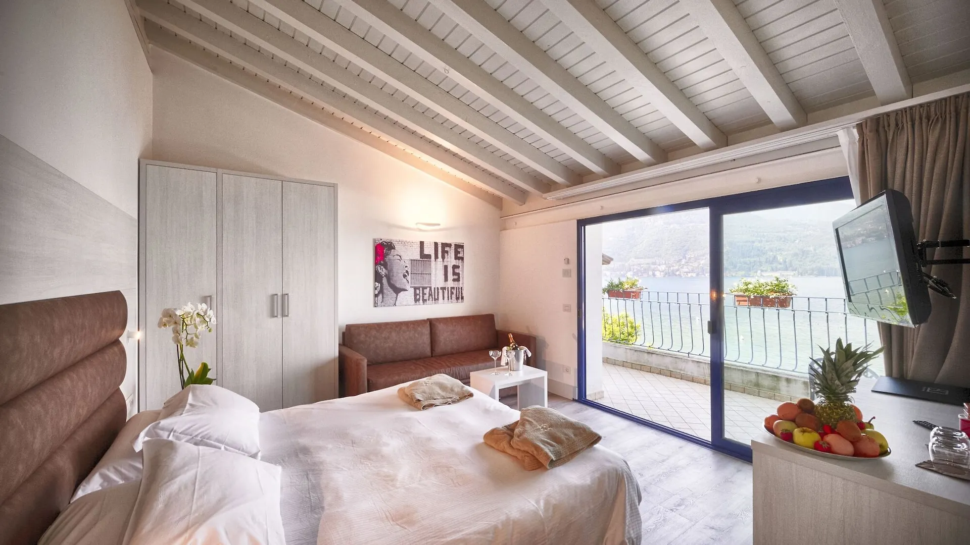 Bella Hotel & Restaurant With Private Dock For Mooring Boats San Felice del Benaco